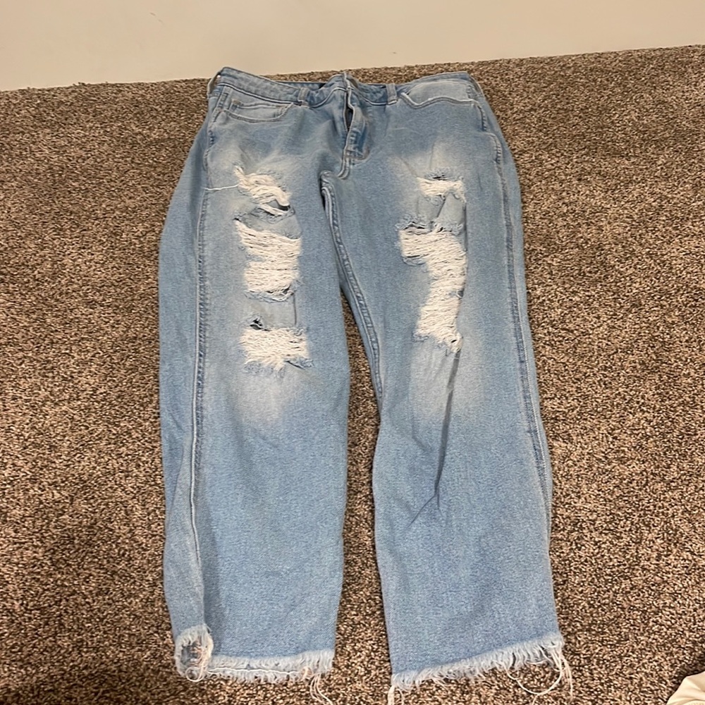 Adorable hollister distressed denim jeans!